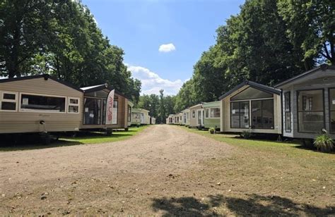 Showterrein met diverse stacaravans en chalets