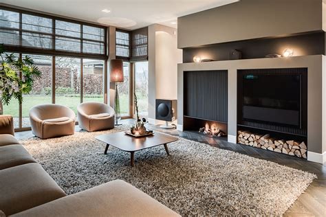 Interieurfoto van vakantiehuis type Wildhoeve, met focus op de ruime woonkamer en open haard