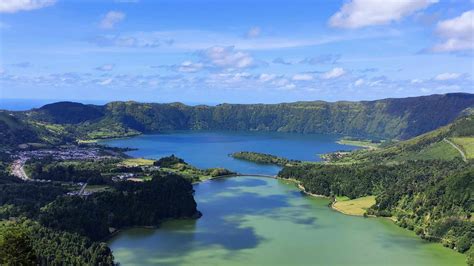 Landschap van de Azoren met weelderige groene heuvels en vulkanische kraters