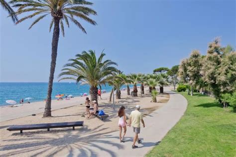 Gezellige boulevard van Pineda de Mar met palmbomen en terrasjes