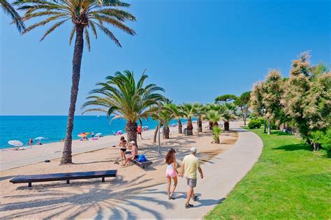 Sfeervol plein in het centrum van Pineda de Mar met terrasjes