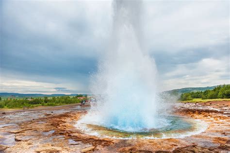 De Geysir in IJsland spuit water de lucht in