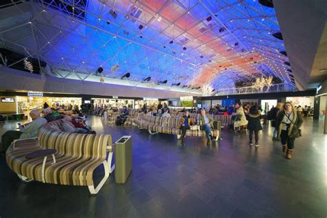 Interieur van de terminal van Keflavik Airport met winkels en zitjes