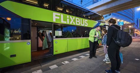 FlixBus touringcar op een busstation