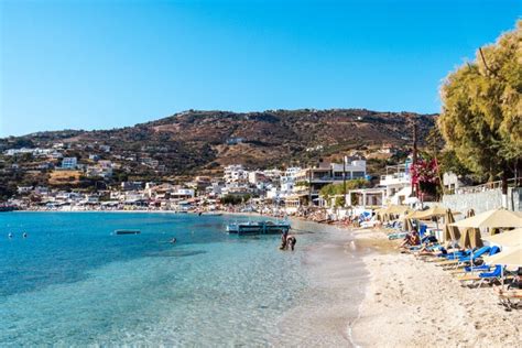 Gezellige taverne aan de kust in Agia Pelagia