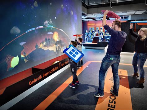 Kinderen die experimenteren in het NEMO Science Museum
