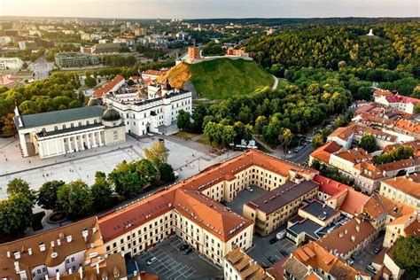 Een sfeervolle straat in de oude stad van Vilnius, met historische gebouwen en kasseien