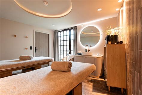 Interieur van een serene spa-ruimte met zachte verlichting en comfortabele stoelen