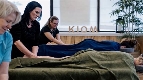 Close-up van handen die een massage uitvoeren op een rug, met focus op spierontspanning