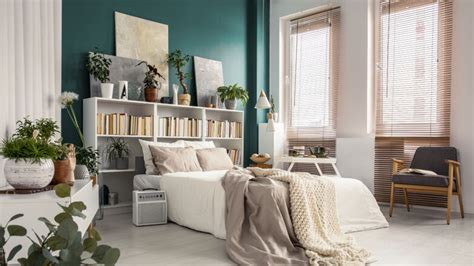 Foto van een comfortabele massagetafel in een rustige, sfeervolle kamer