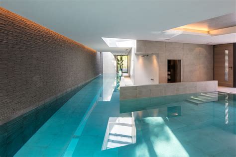 interieur van het overdekte zwembad met wellnessfaciliteiten