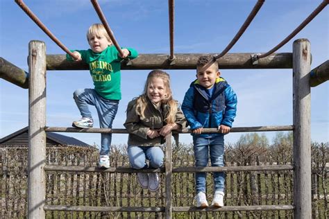 kinderen die spelen in een speelbos in de omgeving van Luttenberg
