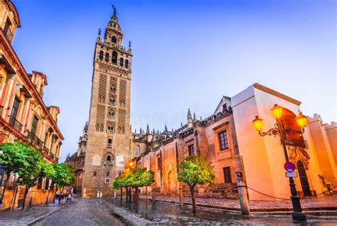 Panorama van Sevilla met de Giralda toren en de Guadalquivir rivier