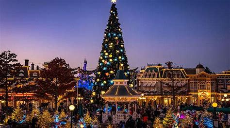 Thematische foto van Disneyland Parijs versierd voor Kerstmis