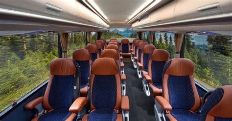 Interieurfoto van een moderne touringcar met comfortabele stoelen en voorzieningen zoals airconditioning en een navigatiesysteem