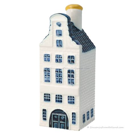 Vergelijking van een vintage KLM huisje (bijvoorbeeld nummer 15) met een modernere variant, met nadruk op kleurverschillen en productiedetails.