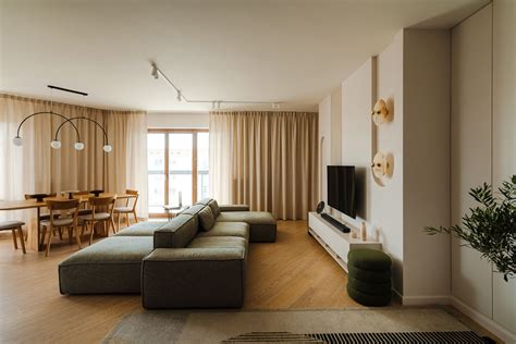 Interieur van een modern ingericht appartement met uitzicht op de bergen
