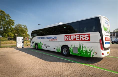 Illustratie van een moderne touringcar van Kupers Reizen