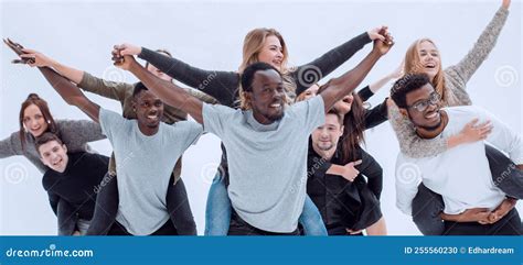 Foto van een groep mensen die instapt in een Kupers touringcar