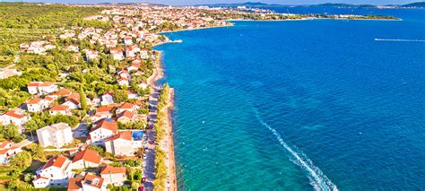 Panoramisch uitzicht over de Adriatische kustlijn van Kroatië met kristalhelder water en groene eilanden