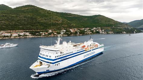 Een Jadrolinija veerboot die vaart tussen de Kroatische eilanden