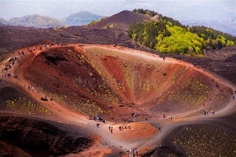 panoramisch uitzicht op de Etna vulkaan met rookpluimen