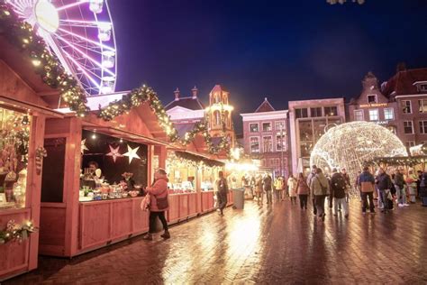 Sfeervolle kerstverlichting en kraampjes op de Grote Markt in Brugge