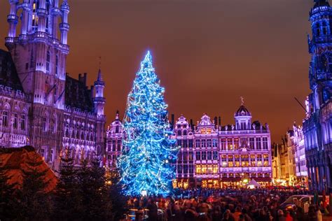 Schaatsbaan op de Grote Markt met de kerstboom en sfeervolle kraampjes