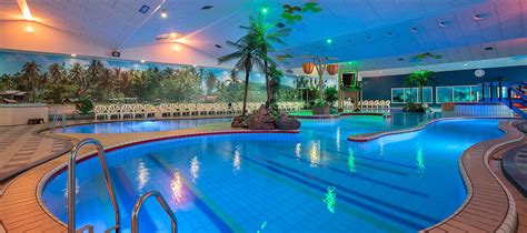 Foto van een hotel met zwembad en zonovergoten terras, symbool voor een zorgeloze all inclusive vakantie.