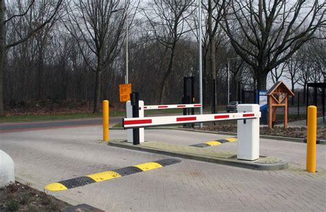 Infographic over het ANPR-systeem en de werking van de slagbomen bij P3 Schiphol
