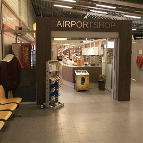 Interieur van de Airportshop op Groningen Airport Eelde
