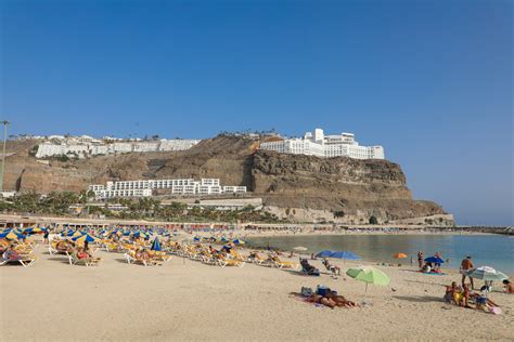 Familie geniet op een strand op Gran Canaria
