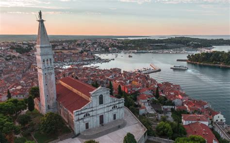 panoramisch uitzicht over de stad Rovinj met de Sint-Eufemiakerk en de Adriatische zee