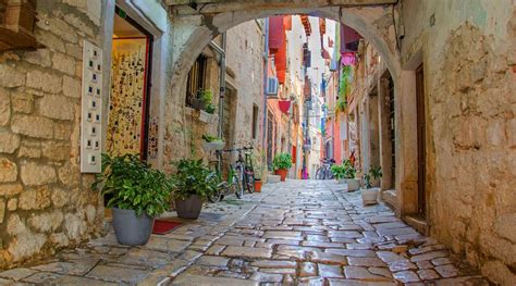schilderachtige straatjes van Rovinj met kunst aan de muren