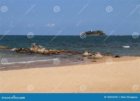 rotsachtig strand met kristalhelder water nabij Rovinj