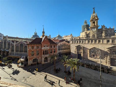 Een sfeervolle straat in de Ciutat Vella wijk van Valencia met historische gebouwen