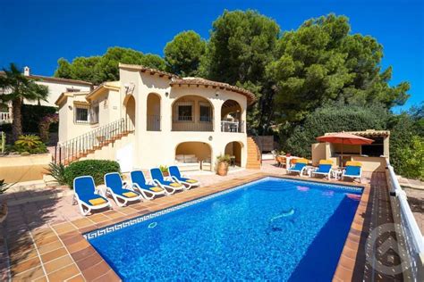 Een luxe villa met zwembad en tuin nabij het strand van Valencia