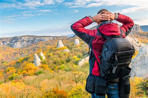 Een reiziger die de Quilotoa krater bekijkt met een adembenemend uitzicht