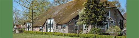 Overzicht van verschillende typen groepsaccommodaties in Twente, inclusief boerderijen en moderne huizen