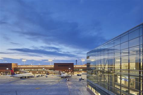 Afbeelding van de vertrekhal op Salt Lake City International Airport met reizigers