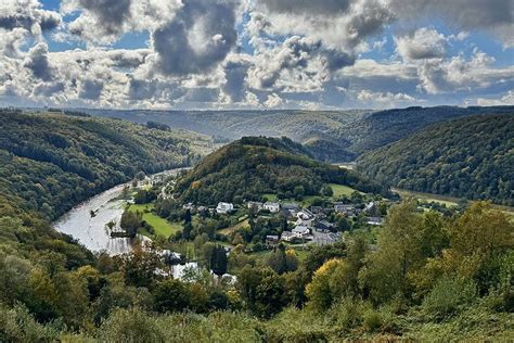 uitzicht op de Ardennen met dichte bossen en heuvels