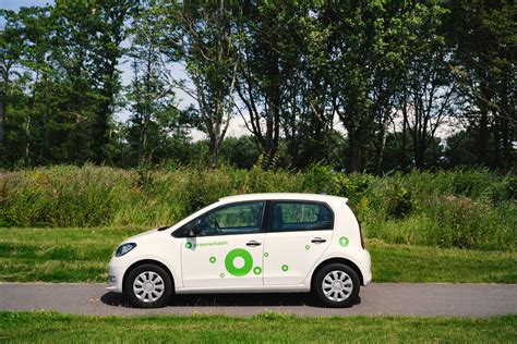 Overzicht van Greenwheels deelauto's geparkeerd op diverse locaties in Nederland.