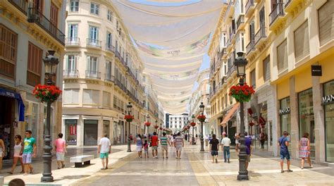 Een sfeervolle straat in het historische centrum van Malaga met traditionele Andalusische architectuur.