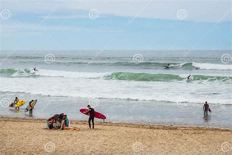 panoramisch uitzicht op het strand van Canggu met surfers en palmbomen