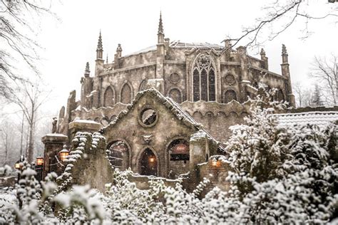 Foto van de Winter Efteling met sfeervolle winterse decoraties en verlichting