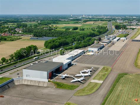 luchtfoto van Maastricht Aachen Airport met landingsbaan en terminals