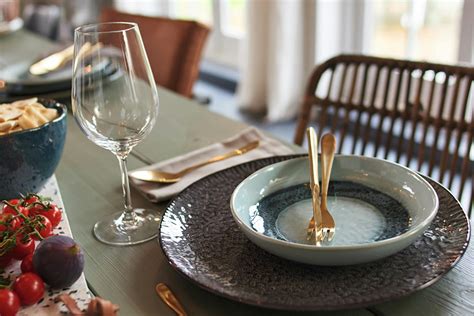 Illustratie van een luxe hotelkamer met een gedekte tafel voor diner