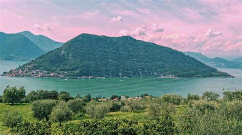 Landschap van het Iseomeer met Monte Isola op de achtergrond
