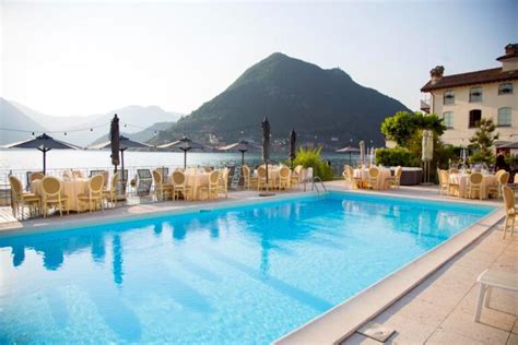 Exterieur van Hotel Rivalago met zwembad en uitzicht op het Iseomeer