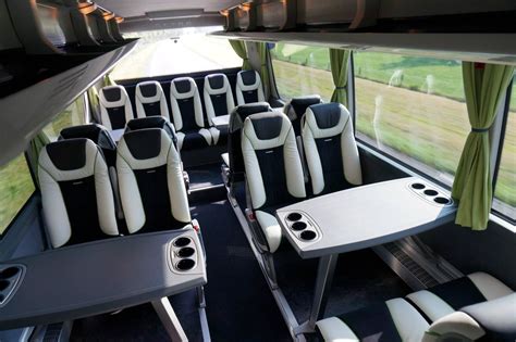 Luxe touringcar die klaarstaat voor vertrek met passagiers